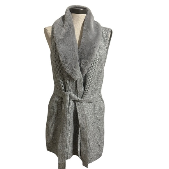 Francesca's  Gray Knit Julia Sleeveless Faux Fur Collar Cardigan Vest Medium - Picture 3 of 11
